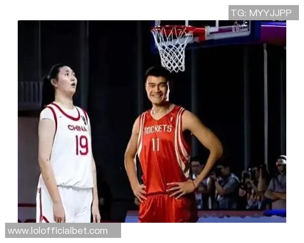 姚明在赛场上的惊人表现令观众瞠目结舌引发热烈讨论与赞叹