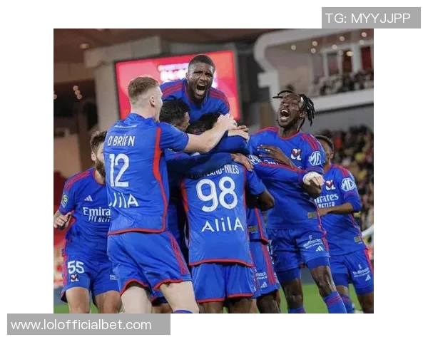 中超赛场巴黎圣日耳曼与里昂激战成平局红牌事件引发全场热议